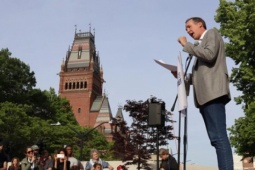 Chính quyền Tổng thống Donald Trump tung đòn liên tiếp lên Đại học Harvard