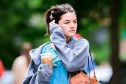 Suri Cruise mặc giản dị, đi chơi bằng tàu điện ngầm
