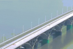 Cách Trung Quốc nổ mìn phá cầu cũ ngay sát cầu mới