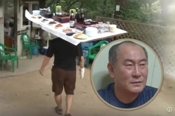 Chủ quán gây "bão" khi đội bàn đầy món ăn trên đầu để phục vụ, khách kéo đến ùn ùn