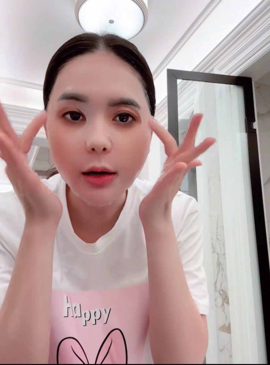 Kênh TikTok của Đoàn Di Băng khóa toàn bộ bình luận, bao gồm cả video quảng cáo mặt nạ.
