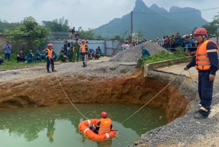 Hiện tượng địa chất bí ẩn vụ xe máy lao xuống 'hố tử thần'