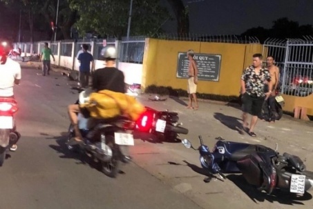 CLIP: Ớn lạnh ô tô con tông liên hoàn xe máy ở Đồng Nai, nhiều người bị thương