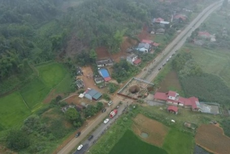 Hiện trường tìm kiếm người đi xe máy rơi ‘hố tử thần’: Lòng hố biến đổi kỳ lạ