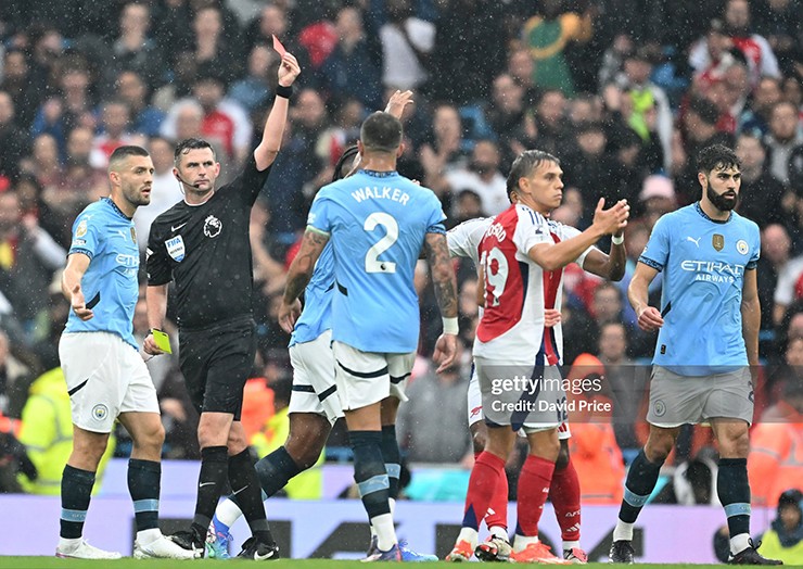 Trossard phải nhận thẻ vàng thứ 2 ở phút 45+8