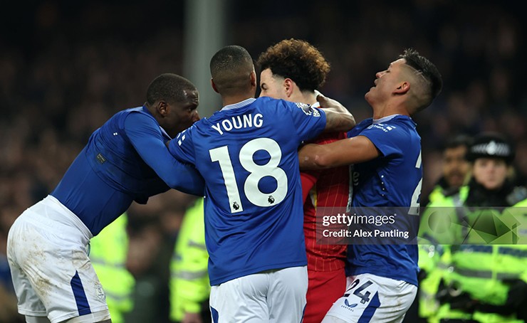 Curtis Jones và Doucoure ẩu đả trên sân