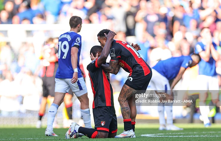 Luis Sinisterra ghi bàn thắng quyết định vào lưới Everton