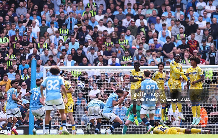 De Bruyne đá phạt đẹp mắt vào lưới Crystal Palace