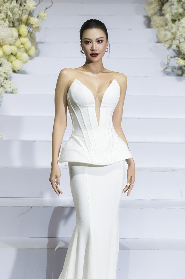 Thanh Thủy gặp sự cố trên sàn catwalk - 8