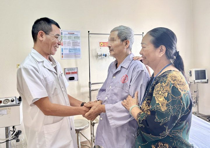 Bệnh nhân vừa được các bác sĩ cứu sống.&nbsp;