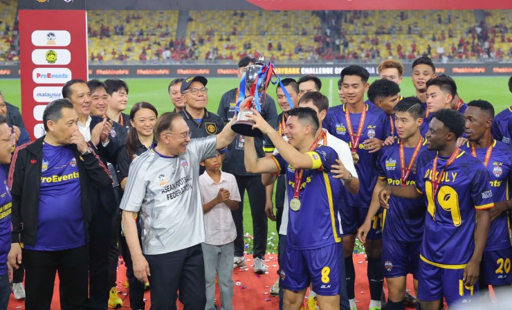 Sau trận đấu, ban tổ chức trao chiếc cúp lưu niệm cho đội thắng