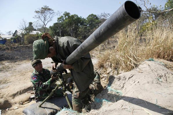 Binh sĩ Campuchia chuẩn bị vũ khí dọc biên giới với Thái Lan. Ảnh: Reuters