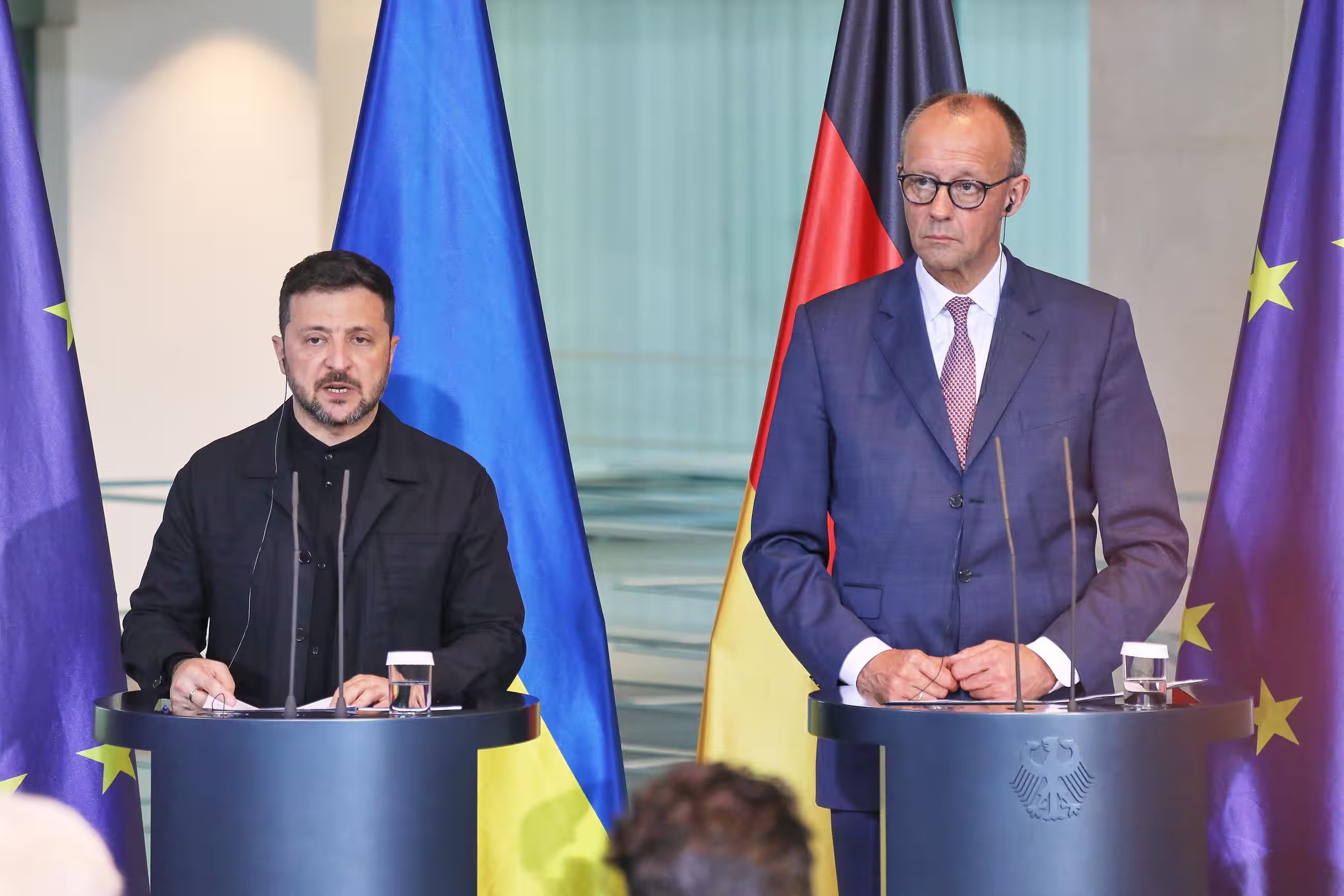 Ông Zelensky họp báo cùng Thủ tướng Đức Friedrich Merz (ảnh: Guardian)