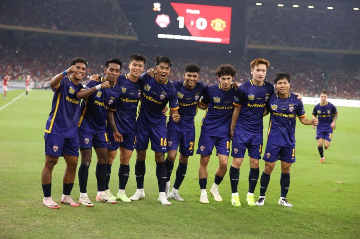 Trước&nbsp;MU thi đấu có phần "giữ chân",&nbsp;các ngôi sao Đông Nam Á chơi đầy nỗ lực,&nbsp;khiến "Gã khổng lồ" bóng đá Anh nhiều phen nín thở.