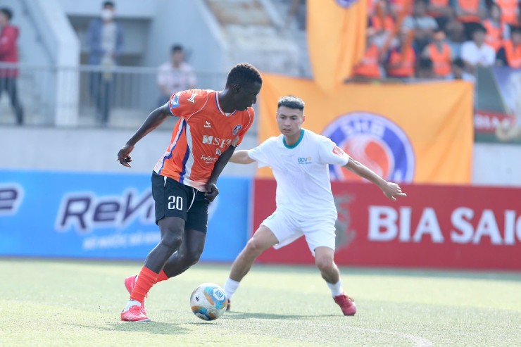 Omar (số 20) mang đẳng cấp Champions League tới sân bóng đá 7 người vô địch quốc gia&nbsp;