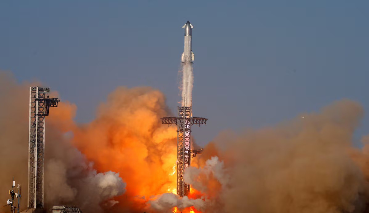 Tàu vũ trụ Starship thế hệ tiếp theo của SpaceX trên tên lửa đẩy Super Heavy được phóng trong lần thử nghiệm thứ chín tại bệ phóng của công ty ở Starbase, Texas, Hoa Kỳ, ngày 27/5/2025. Ảnh: Reuters