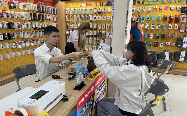 Sự hỗ trợ toàn diện từ đội ngũ nhân viên giúp mô hình đại lý thanh toán tại Thế Giới Di Động vượt trội hơn hẳn so với máy ATM truyền thống