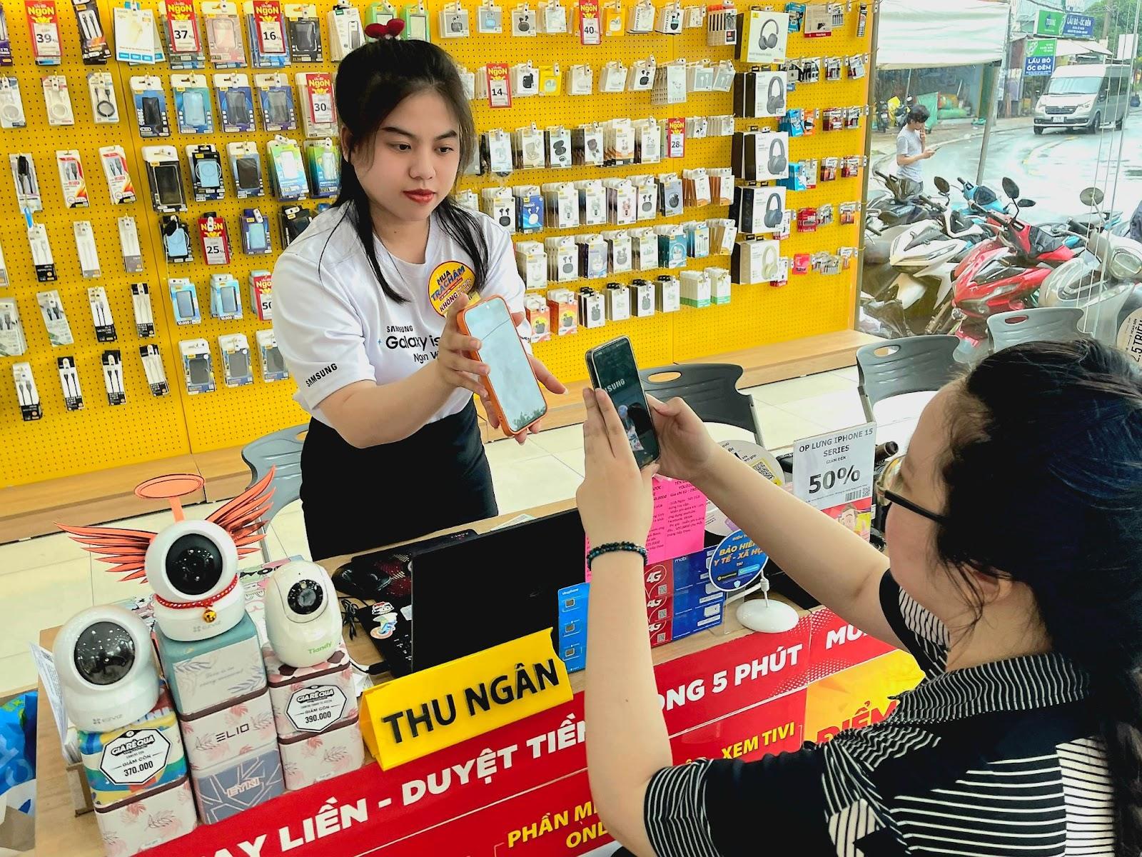 Không chỉ dừng lại ở các dịch vụ nạp, rút, chuyển tiền, Thế Giới Di Động còn mang đến cho khách hàng loạt tiện ích tài chính khác như mở thẻ tín dụng, thanh toán hóa đơn điện, nước ngay tại quầy