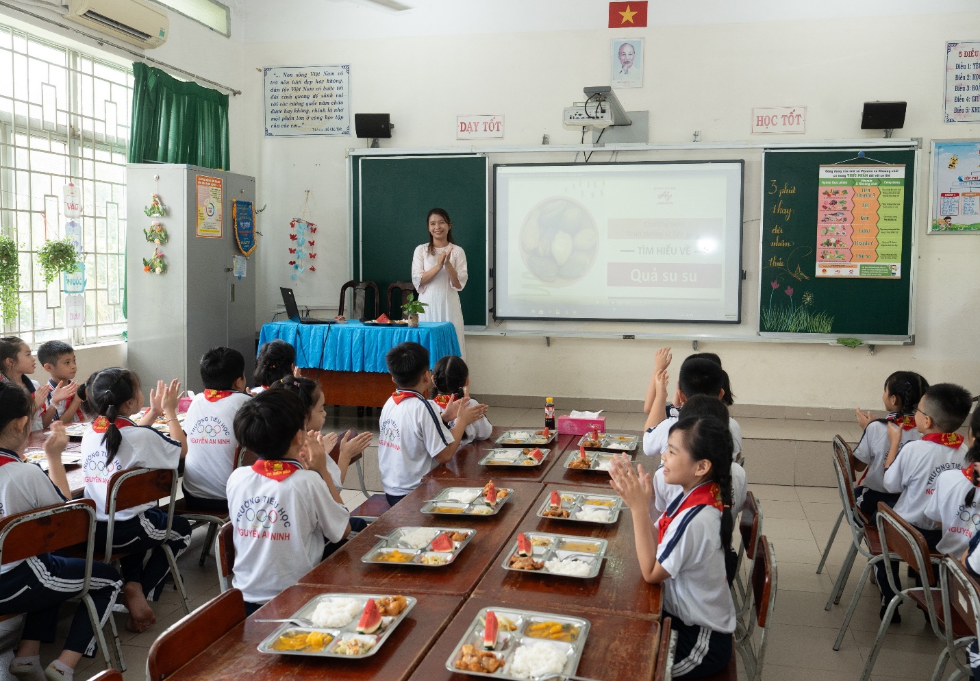 Các em được tìm hiểu về các thực phẩm liên quan đến thực đơn bữa trưa trước giờ ăn trưa. Ảnh: Hữu Hạnh.