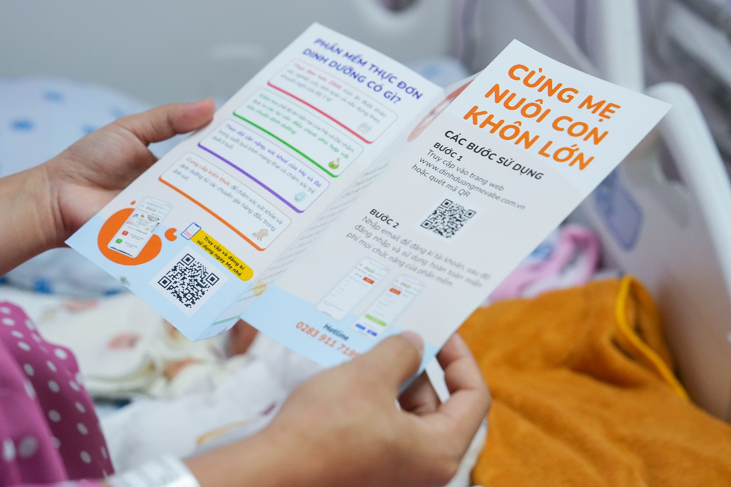 Sản phụ tại Bệnh viện Đại học Y Dược TP.HCM tìm hiểu về Chương trình Dinh dưỡng Bà mẹ và Trẻ em. Ảnh: Hữu Hạnh.