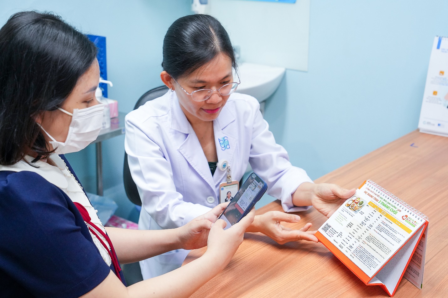 ThS.BS Nguyễn Thị Tố Thư, Khoa Phụ Sản - Bệnh viện Đại học Y Dược TP.HCM (phải) tư vấn cho thai phụ về Phần mềm. Ảnh: Hữu Hạnh.