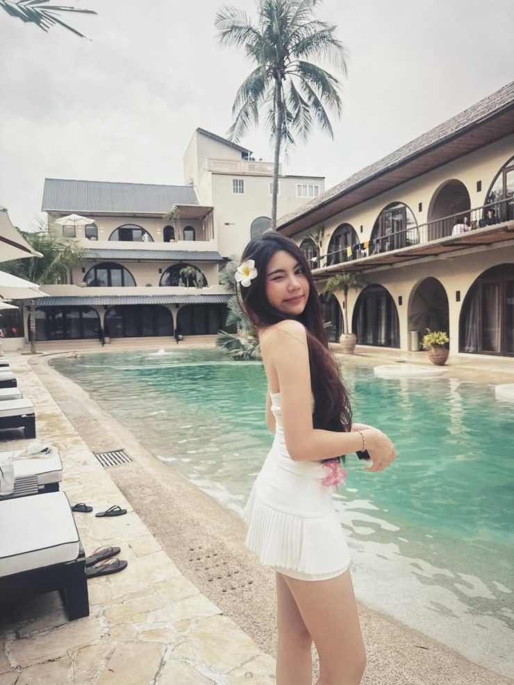 Mới đây, trên trang cá nhân, Hạt Dẻ (tên thật Mai Thảo Ngọc) vừa đăng tải loạt hình mới, thu hút sự chú ý của netizen. Điều đặc biệt là toàn bộ bộ ảnh đều do mẹ Dạ Thảo – bà xã MC Quyền Linh – đích thân làm “nhiếp ảnh gia”, và kết quả đúng là không khiến người hâm mộ thất vọng.