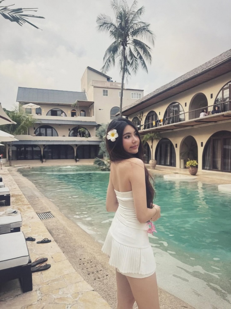 Trong bộ váy trắng tối giản, Hạt Dẻ khoe vóc dáng thanh mảnh cùng thần thái dịu dàng, đậm chất Á đông. Nụ cười nhẹ cùng mái tóc dài buông xõa tự nhiên khiến cô nàng trông chẳng khác nào bước ra từ những bộ phim thanh xuân vườn trường Hàn Quốc.