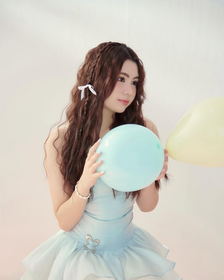 Hạt Dẻ sở hữu đường nét khuôn mặt thanh tú, đôi mắt to tròn, sống mũi cao và nụ cười duyên dáng thừa hưởng từ mẹ.
