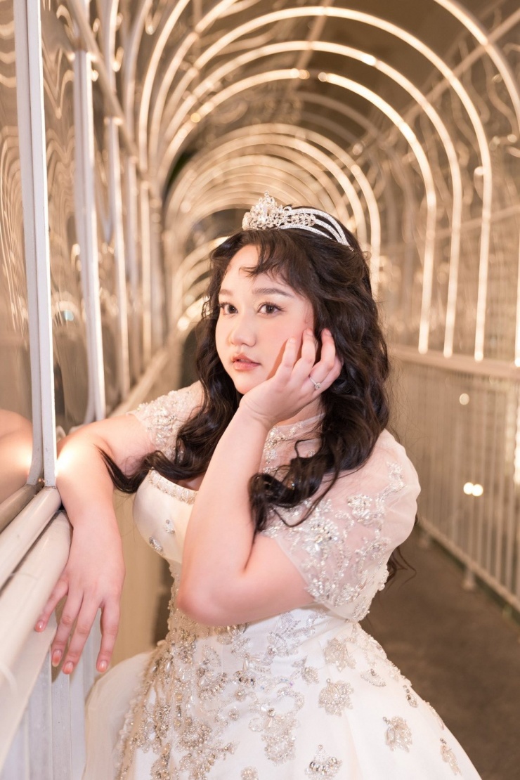 Mới đây, trên trang cá nhân gái xinh "Mắt Biếc" Trúc Anh đăng tải loạt ảnh diện váy cô dâu, xúc động bày tỏ: "Thật sự có lúc mình đã từng nghĩ là mình không thể xinh đẹp trong bộ váy cô dâu được nữa. Ngày hôm nay, dù không phải cô dâu, Trúc Anh vẫn cảm thấy mình thật xinh đẹp và tự tin".