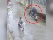 Clip: Cười chảy nước mắt khi "khối nghỉ hè gặp nghỉ hưu" va chạm nhau trên đường