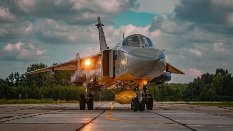 Máy bay ném bom siêu thanh Su-24M của Ukraine được trang bị hai tên lửa Storm Shadow/SCALP-EG dưới cánh. Ảnh: Không quân Ukraine