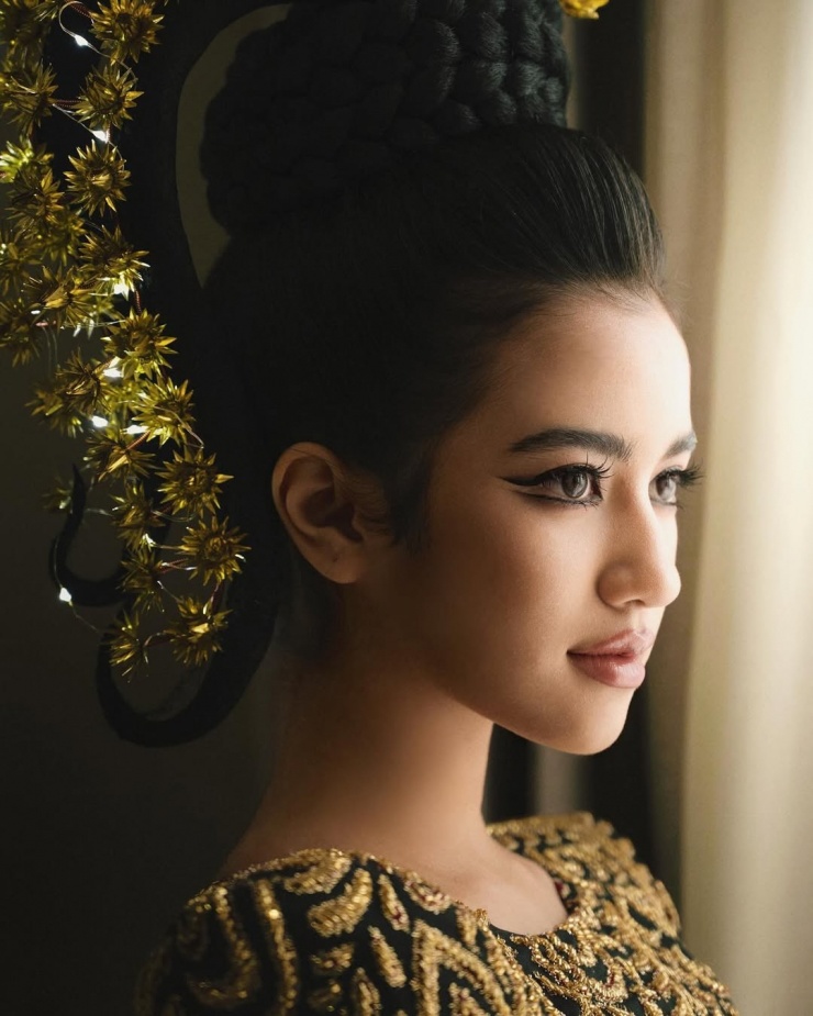Công chúa Norodom Jenna là một trong những thành viên trẻ tuổi nổi bật của Hoàng gia Campuchia. Cô sinh năm 2012 tại Paris, có bố là người Pháp, mẹ là công chúa Norodom Bupphary, cụ cố là cố Quốc vương Norodom Sihanouk. Cô cùng gia đình về Campuchia năm 2015.