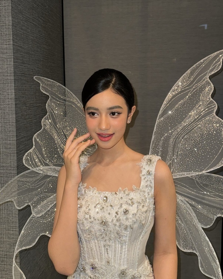 Tại một chương trình, cô tạo dáng trong hậu trường với váy corset đính cánh bướm. Khi đi sự kiện, công chúa luôn trang điểm đậm, nhấn vào cách kẻ mắt mèo và lông mi giả dài và cong theo phong cách Barbie.