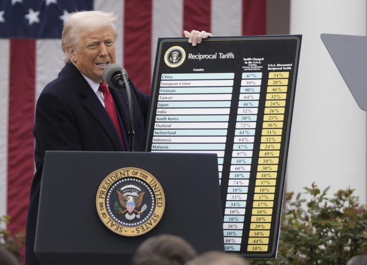Tổng thống Donald Trump tuyên bố áp thuế đối ứng hồi tháng 4. Ảnh: AP