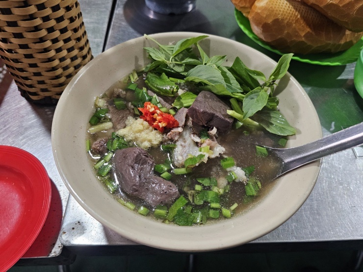 Sau khi “săn” mây thành công, Trường thưởng thức đặc sản cháo bò Tư Xuyên – món ngon nức tiếng ở An Giang. Ảnh: Quốc Trường