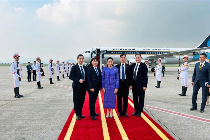4 nữ sĩ quan trực tiếp bảo vệ tiếp cận Thủ tướng Thái Lan. Ảnh: Bộ Công an