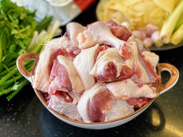 Vịt được làm sạch lông, đem chà xát với 1 số nguyên liệu dễ kiếm như muối hạt, gừng, chanh hay rượu..., giúp khử mùi hôi hiệu quả. Ảnh: Châu Ngọc