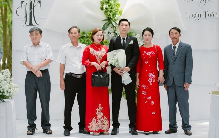 Chú rể một mình làm lễ