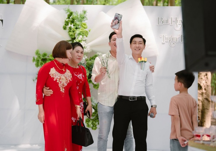 Đám cưới của Huyền được tổ chức trong rừng cao su