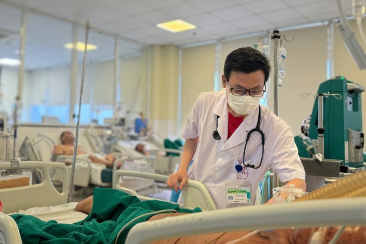 Hai nam thanh niên nguy kịch vì biến chứng thủy đậu