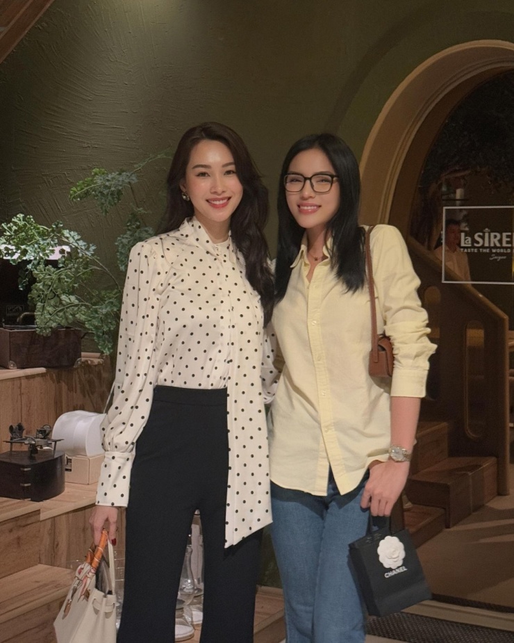 Trước đó, hoa hậu Đặng Thu Thảo từng diện sơ mi chấm bi khi đi ăn tối cùng đàn em Kỳ Duyên. Thiết kế với phần tay bồng tạo cho Hoa hậu Việt Nam 2012 vẻ sang trọng, cổ điển.