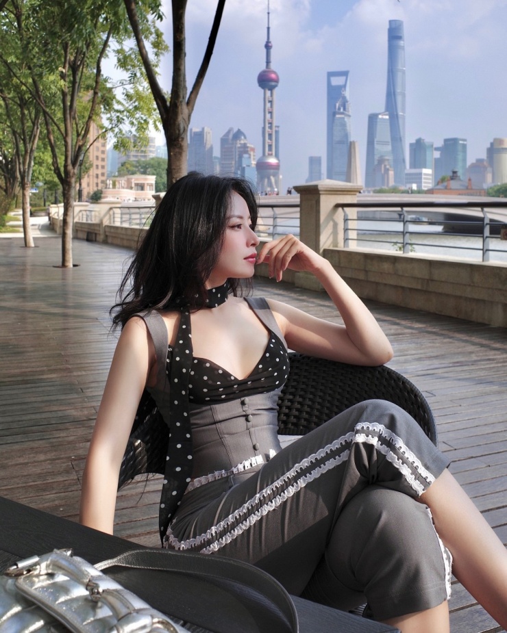 Chi Pu diện trang phục phối họa tiết chấm bi khi dạo phố Thượng Hải. Theo nhiều tạp chí thời trang, đây sẽ là xu hướng bùng nổ mùa hè năm nay.