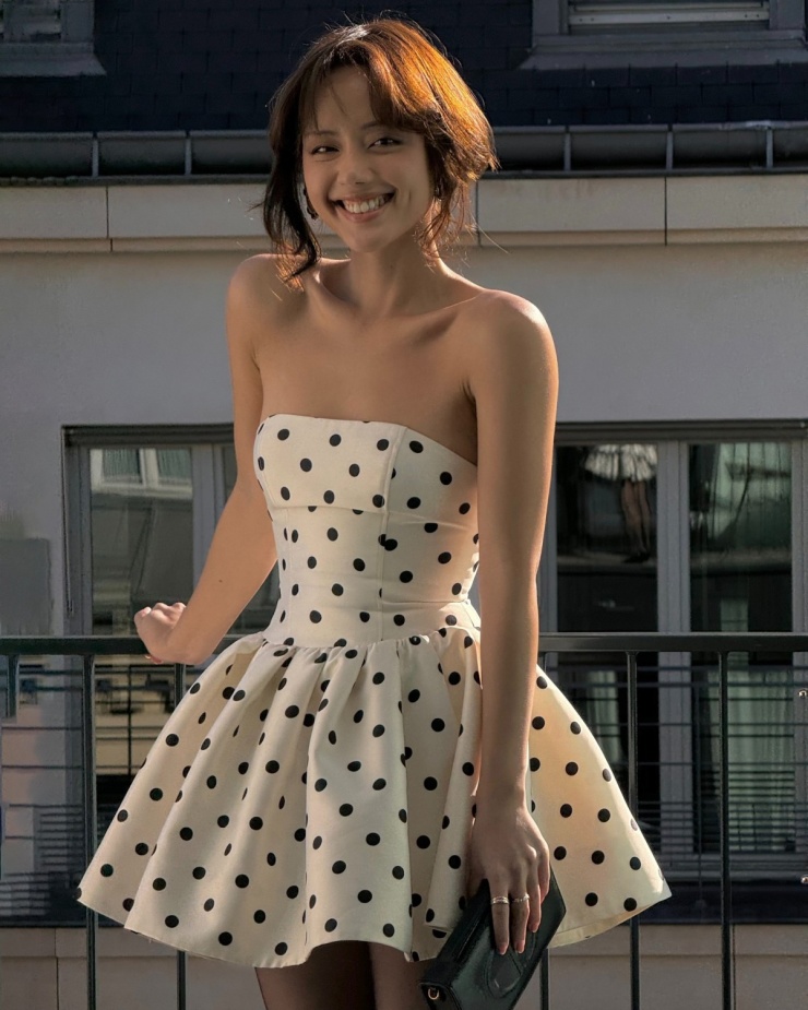 Fashionista Khánh Linh khoe vai trần cùng chiếc váy quây chấm bi to bản, phom dáng bồng xòe.