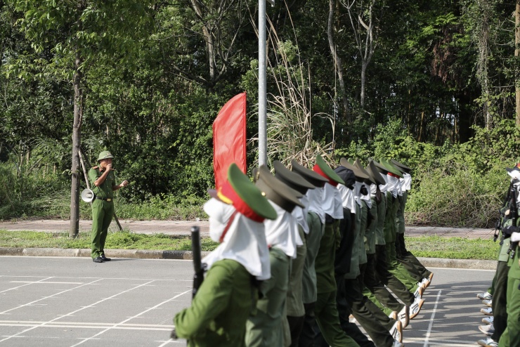 Người lính trẻ rèn luyện dưới nắng Hòa Lạc, sẵn sàng cho Lễ diễu binh A80 - 2