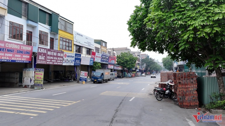 Hàng loạt cửa hàng trên tuyến đường tỉnh 304, chạy dọc chợ Thổ Tang, đồng loạt đóng cửa. Ảnh: Đức Hoàng