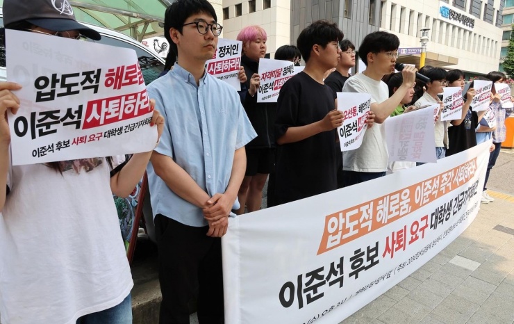 Sinh viên đại học biểu tình phản đối ông Lee Jun Seok. Ảnh: Yonhap.
