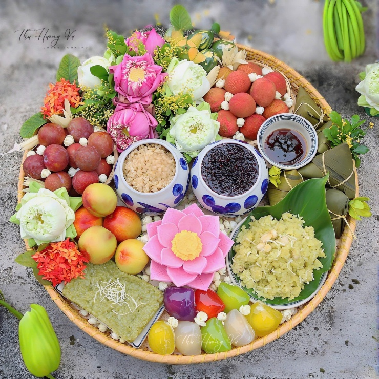 Chị Vũ Thu Hương chuẩn bị mâm cúng Tết Đoan Ngọ với đầy đủ các món truyền thống và được bày biện tinh tế.
