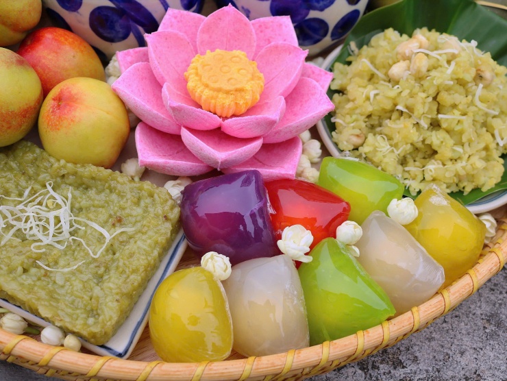Xôi cốm sen dừa và cốm xào dẻo – Hương vị tinh hoa mùa hè, biểu tượng của no đủ và sum vầy.
