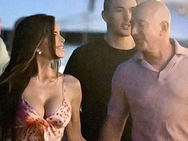 Lauren Sanchez diện váy trễ nải đi ăn tối với Jeff Bezos