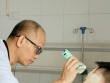 Người đàn ông tiêm filler xóa nhăn mù luôn một mắt vì tai biến